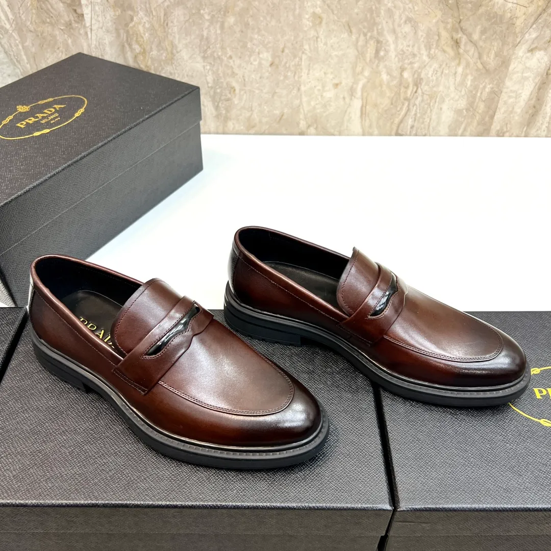 Original order quality: P580 Brand: PRADA (Prada) Standard code: Men's size 38/44 (45 can be customized) Grade: Same style as the official website High-quality men's shoes Material: Original cowhide Water-dyed cowhide lining Rubber outsole Style categories: Men's fashionable formal leather shoes Slip-on men's shoes series Young fashion European and American trends British style Top luxury Color: Actual picture